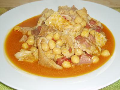 CALLOS A LA MADRILEÑA CON GARBANZOS